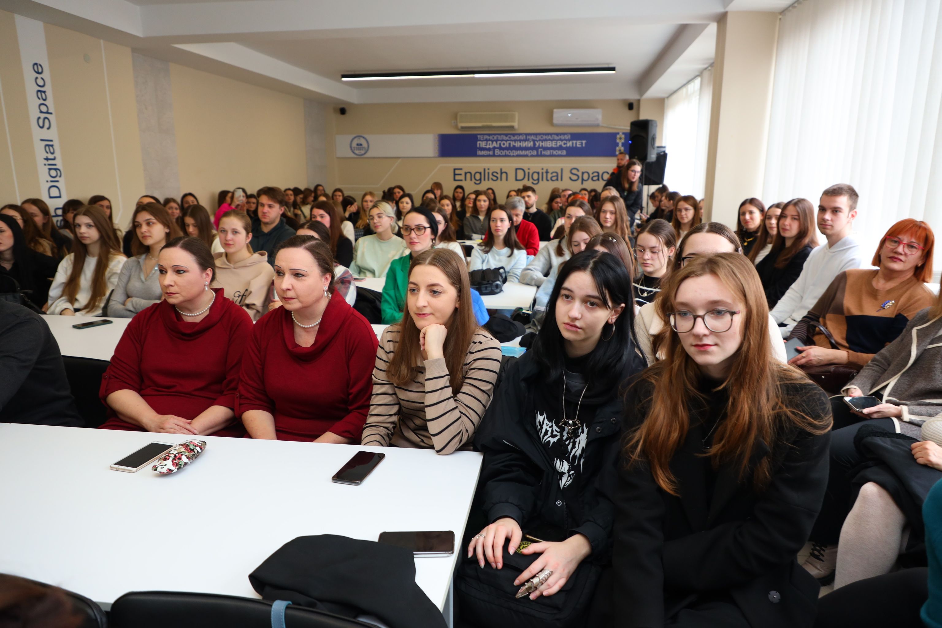 У залі переможниця конкурсу Катерина Нестерчук, Зоряна та Мар'яна Лановик